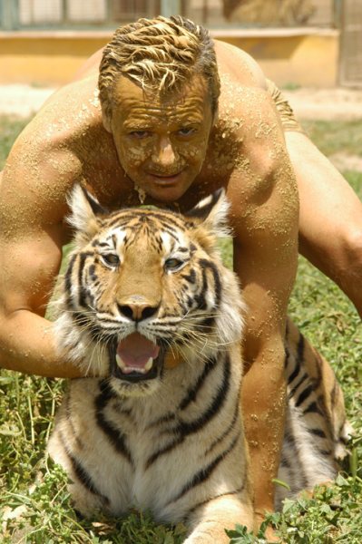 Nacho Sierra con tigre